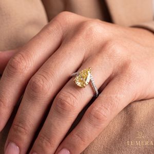 Hermoso Anillo de Compromiso Solitario de Oro Blanco con Diamante Amarillo en Forma de Pera, Banda Curva con Pavé, Doble Forma de V, Anillo Nupcial para Mujer - Product Image 5