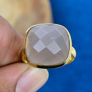 Bague artisanale en pierre de lune grise en forme de coussin, or 18 carats micro-plaqué, argent sterling 925 - Product Image 2