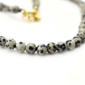 Collar de Jaspe Dálmata Natural Hecho a Mano con Cuentas de Piedra Moteada y Cierre de Oro, Joyería con Cuentas de Piedras Preciosas - Product Image 3