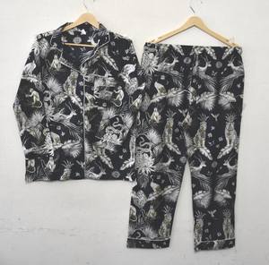 Exquisito y Elegante Conjunto de Pijama de Algodón Botánico de Lujo, Diseño Transpirable con Cuello Camisero y Mangas Largas - Product Image 1