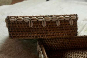 Ensemble de deux plateaux carrés en rotin avec détails perlés, idéal pour la présentation de cadeaux, les plateaux de bienvenue ou les occasions festives. - Product Image 5