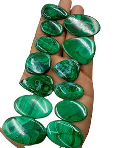 Lot en gros de cabochons en malachite naturelle |   Pierres précieuses vertes en vrac |   Fabrication de bijoux, coupe en forme de poire ovale |   Jeu de couleurs |   ARTS JEWELS - Product Image 4