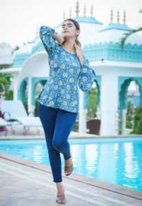 Blusa de Rayón Azul para Mujer, Estampado Floral, Corte Regular, Manga Tres Cuartos, Cuello Redondo, Diseño Casual para Uso Diario - Product Image 5