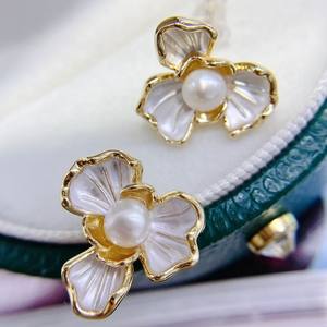 Boucles d'oreilles en perles pour femmes, style rétro français simple et vintage, fleur d'iris blanche à effet huileux, polyvalentes et uniques, petites boucles d'oreilles - Product Image 5