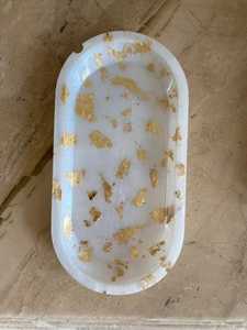 Plateau de service moderne en résine ronde, demi-blanc et transparent, avec accents en feuille d'or, bord ondulé effet géode et poignées dorées - Product Image 4