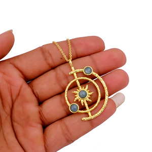 Collier avec pendentifs en pierre de cabochon Onyx Vert motif soleil, artisanal, en laiton plaqué or, religieux, personnalisé OEM/ODM - Product Image 5
