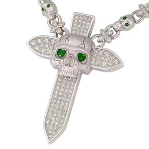 Pendentif croix de crâne avec incrustation de diamants verts taillés en cœur, en argent 925 plaqué rhodium, style punk, bijoux unisexe - Product Image 1