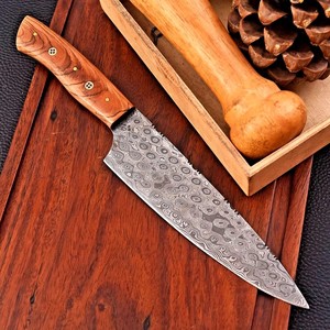 Couteau de Chef en Acier Damas Forgé à la Main, Manche en Bois, Lame de 7 Pouces, Style Moderne, Ambidextre, Marque Rosewood, Finition Poli Miroir - Product Image 1