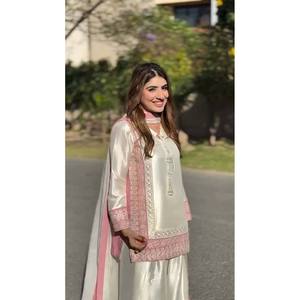 Ensemble de vêtements de fête pour femmes de créateur Top Bottom et Dupatta - Product Image 3
