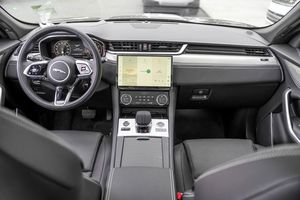 SUV Usado 2025 de Alto Rendimiento, Estilo R-Dynamic, Versión S - Product Image 4