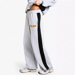 Pantalon de jogging en molleton surdimensionné pour femme, personnalisable avec logo, couleur unie, taille élastique, bande latérale noire, coupe droite – Vente en gros - Product Image 4