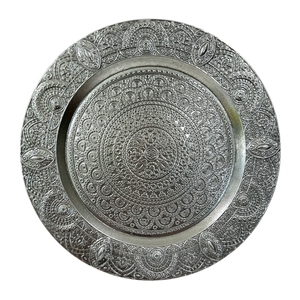 Assiette de présentation ronde de luxe en laiton doré, à bord sculpté, motif floral Paisley, pour la restauration gastronomique et la haute cuisine - Product Image 2