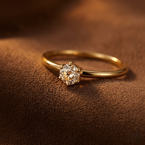 Anillo de compromiso minimalista de oro amarillo de 14 quilates con diamante cultivado en laboratorio, solitario de 6 puntas y banda delgada - Product Image 1
