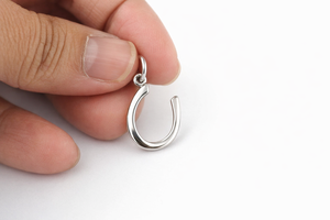 Colgante delicado hecho a mano de plata de ley 925 con forma de herradura - Collar minimalista - Product Image 3