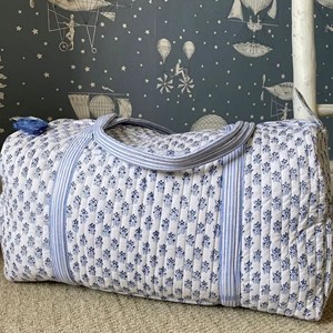 Sac de voyage matelassé en coton fait main, imprimé floral bleu, grande capacité, sac de week-end avec fermeture à glissière - Product Image 6