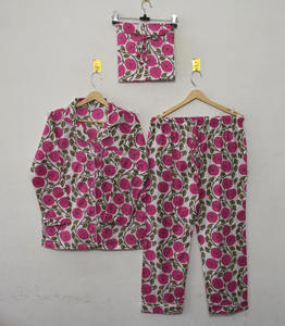 Ensemble de pyjama en coton tissé imprimé à la main, motif floral rose, élégant et luxueux, col rabattu, fermeture boutonnée, 100% coton respirant de qualité supérieure - Product Image 3