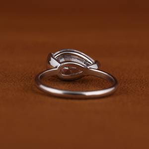 Bague Solitaire Minimaliste de Mariage en Or Massif 14 carats Certifiée IGI pour Femme, avec Diamant CVD de Laboratoire Taille Poire de Haute Qualité - Product Image 3