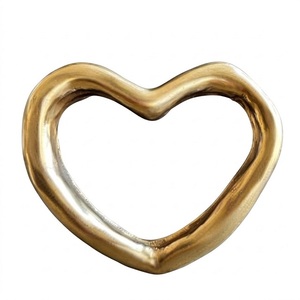 Prensapapeles de metal hecho a mano en India con forma de corazón para un espacio de trabajo elegante, ideal para sujetar hojas sueltas. - Product Image 1