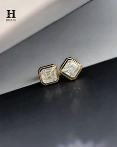 Pendientes de Lujo con Incrustaciones de Diamantes Corte Asscher, Modernos Pendientes Cuadrados de Diamantes en Oro de 14K, Joyería Elegante y Minimalista para Hombres y Mujeres - Product Image 2