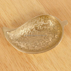 Plateau en métal sculpté en forme de feuille – Un accent minimaliste pour l'organisation et la présentation - Product Image 1
