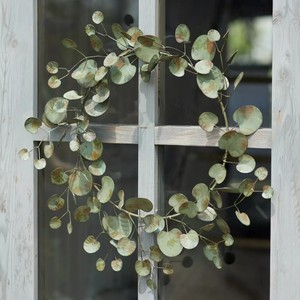 Trio de couronnes rustiques comprenant trois cadres en fil de fer ornés de feuilles d'eucalyptus texturées dans des tons vert, prune et or pour la décoration - Product Image 3