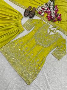 Robe traditionnelle indienne et pakistanaise en soie jaune brodée avec des détails argentés, longueur midi, tenue de mariage, coupe classique pour femmes - Product Image 3