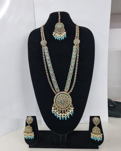 Collier long élégant superposé en or plaqué antique, style ethnique Kundan, avec perles Jhumkas et Tikka, idéal pour les fêtes et les fiançailles - Product Image 6