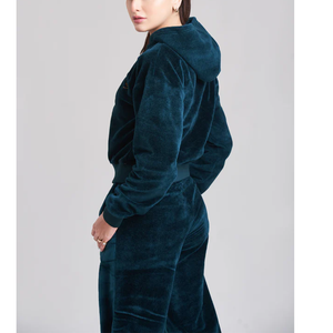 ชุดเซ็ตฮู้ดดี้และกางเกงจ็อกเกอร์กำมะหยี่สีเขียวอมฟ้าสำหรับฤดูหนาว รุ่น Velvet Luxe Unisex สวมใส่สบายหรูหราเหมาะสำหรับวันสบายๆ หรือใส่เดินเล่นในเมือง - Product Image 3