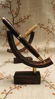 Porte-stylo en bois de forme irrégulière personnalisé avec support unique pour bureau ou réception par Universal Overseas INDIA