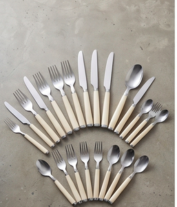 Ensemble de couverts minimalistes avec poignées crème, finition miroir haute brillance, en acier inoxydable, passe au lave-vaisselle, pour table de mariage - Product Image 5