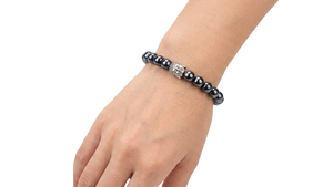 Bracelet élastique en pierre d'hématite naturelle fait main – Breloque tête de Bouddha argentée, bijoux de yoga et de méditation - Product Image 2