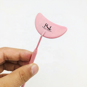 Nouveau produit : miroir pour extensions de cils en forme de lune, couleur rose poudrée, avec poignée diamantée. - Product Image 4