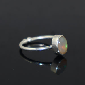 Anillo ajustable de plata de ley 925 con ópalo etíope natural de forma ovalada, estilo moderno, para mujeres y niñas. - Product Image 2