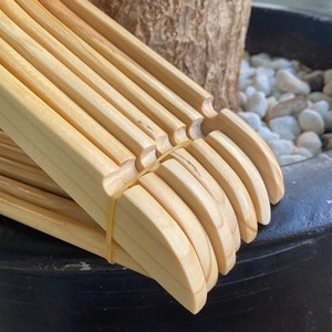 Cintres à vêtements simples en bois de pin massif, écologiques, durables et multifonctionnels, pour armoire, salle de bain, salon, pour chemises, costumes, robes - Product Image 5