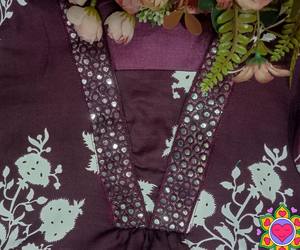 NOUVELLE ARRIVÉE : Vêtement ethnique de luxe festif en papier de coton avec tissage miroir, ensemble haut, bas et dupatta, couleur vin, prix de gros - Product Image 3