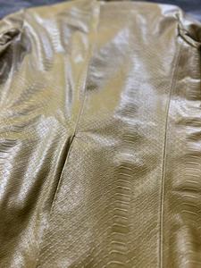 Chaqueta de invierno para hombre de cuero genuino con forro de seda satinada y botones en relieve. - Product Image 6