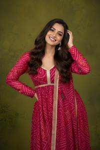 Conjunto de Kurta Roja Premium con Estampado Bandhani, Tela de Seda Delta Pesada, Manga Larga, Diseño de Cuello en V, Venta al Por Mayor - Product Image 6