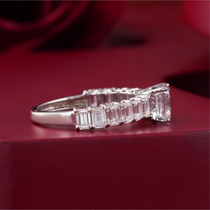 Anillo de Compromiso con Diamante Cultivado en Laboratorio, Corte Esmeralda de 2.93 CT, Oro Blanco de 14K, Claridad VS1, Piedra Principal Zafiro - Product Image 2