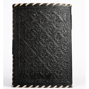 Cuaderno de Cuero Negro Pintado a Mano con Diseño de Cesta de Flores, Estilo Vintage, con Cierre Metálico y Cordón de Cuero, 8x6 Pulgadas - Product Image 3