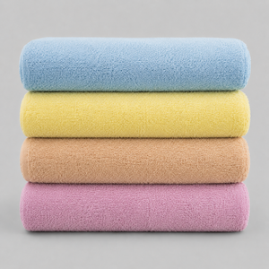 Serviette en tissu éponge hautement absorbante avec une surface moelleuse conçue pour un séchage confortable après la baignade, la natation ou l'exercice - Product Image 3