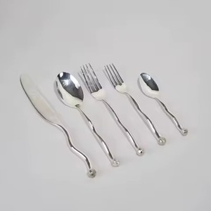 ชุดช้อนส้อมมีดโลหะทันสมัยสำหรับโรงแรม ร้านอาหาร และร้านกาแฟ - Product Image 1