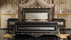 Juego de Dormitorio de Lujo Estilo Victoriano en Madera de Teca Sólida Negra y Dorada, Cama King Size con Mesitas de Noche, Armario y Tocador - Product Image 2