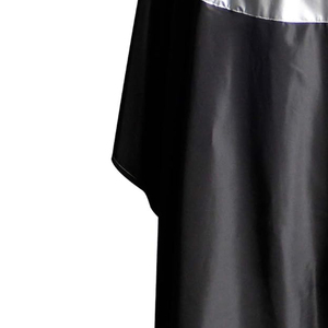 Cape de Coiffure Professionnelle Noire et Argentée en Polyester Résistante à l'Eau, Cape de Barbier Réutilisable avec Fermeture à Boutons Ajustable pour Salon de Coiffure - Product Image 6