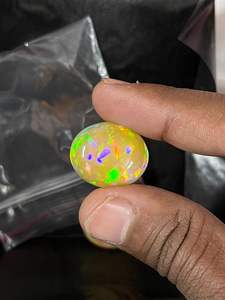 Opale d'Éthiopie Jaune Naturelle, Cabochon Oval Certifié IGI avec Effet de Couleur - Product Image 3