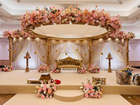 Mandap de mariage traditionnel Rajwada en FRP sculpté classique, thème Mayur, style dôme de pilier, décoration de mariage durable