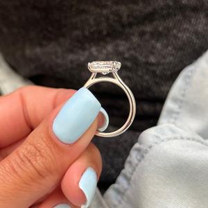 Bague de fiançailles en diamant radiant de laboratoire de 2 carats, bague en diamant radiant East West, bague en or blanc, certifiée IGI - Product Image 4
