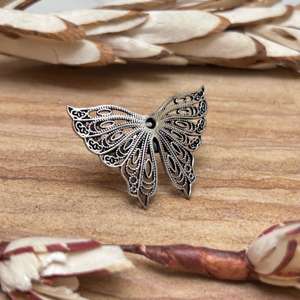 Broche Papillon Femme en Laiton Argenté Antique, Épingle à Broche Femme Style Ethnique Filigrane, Finition Argent Oxydé, Style Bohème, Vente en Gros - Product Image 3