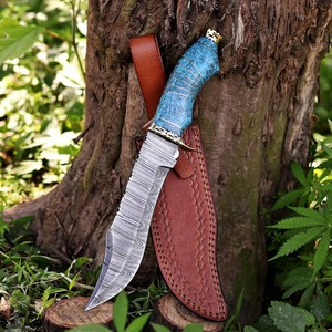 Couteau de chasse artisanal en acier Damas avec manche en résine bleue de qualité supérieure et étui en cuir véritable - Product Image 1