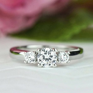 Anillo de Compromiso de Moissanita de Tres Piedras para Mujer, Corte Redondo, Anillo de Boda, Joyería de Diamantes Cultivados en Laboratorio - Product Image 1