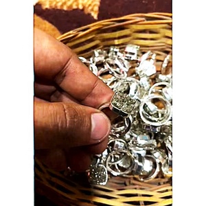 Precio de fábrica, anillos de dedo de piedras preciosas en bruto de pirita cruda moderna, escultura de joyería de moda curativa Feng Shui pulida - Product Image 1